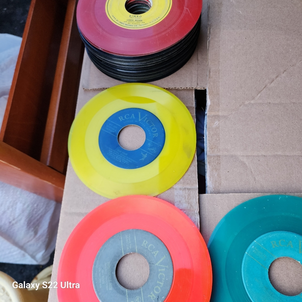 Mystery 45s labels records! The value is in the color anyway! FOUR good ones!